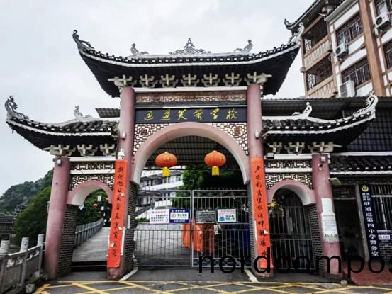 通道(dao)县(xian)芙(fu)蓉(rong)学(xue)校（原第四中(zhong)学(xue)）综合楼(lou)太(tai)阳能(neng)热(re)水(shui)项目
