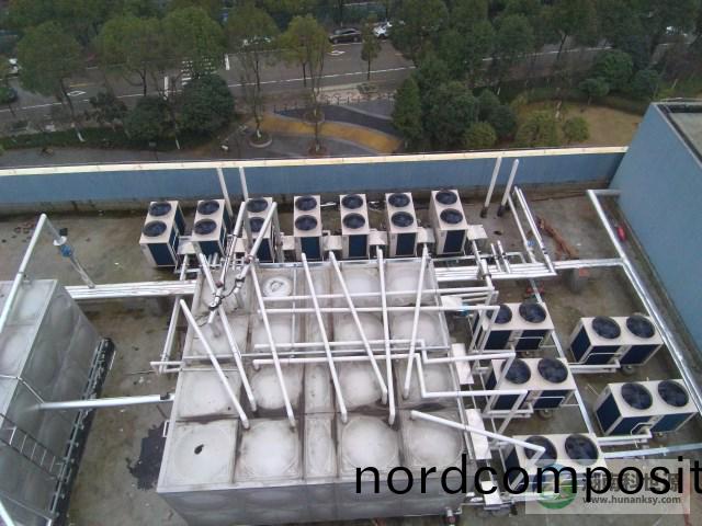 航拍学(xue)校屋(wu)顶(ding)空气能(neng)热水(shui)工程